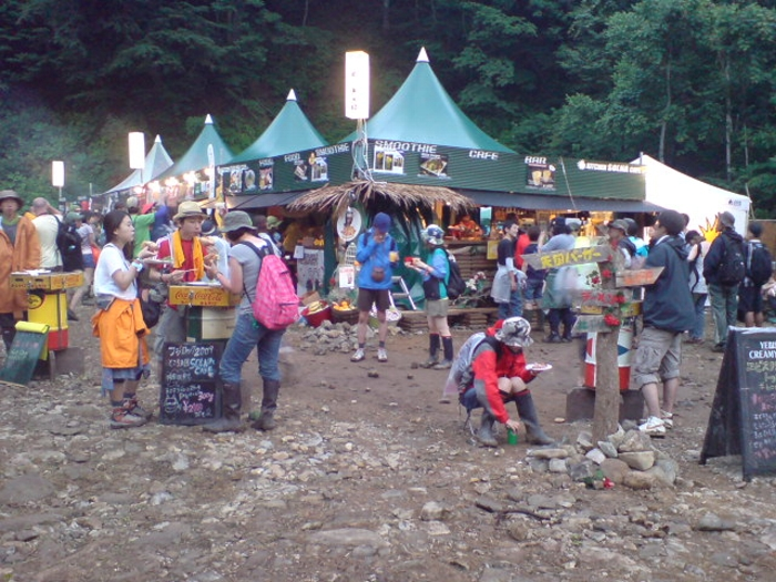 飲食店が入るテント。