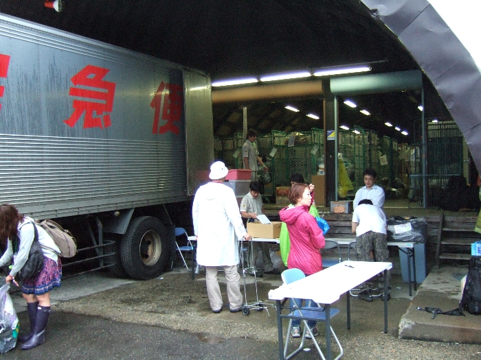 トラックが直接乗り付けています。