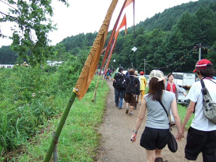 オレンジコートとストーンド・サークル、カフェ・ド・パリの間。