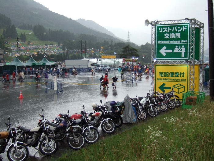 前夜祭の午後5時ごろ。雨がかなり降っています。