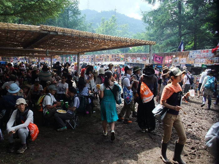 テーブルといすがある場所を広く覆う日よけができました。