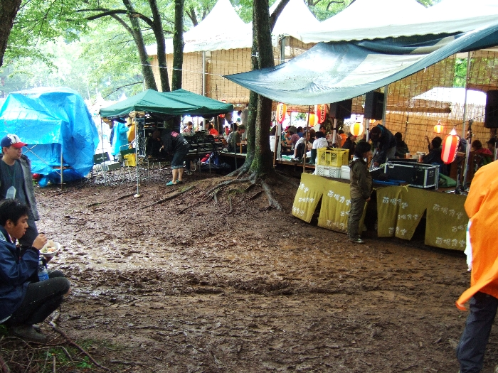 苗場食堂とワールドレストランの間。よく滑ります。