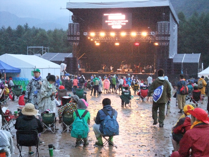 ホワイトステージ。ステージの上にモニターがつきました。