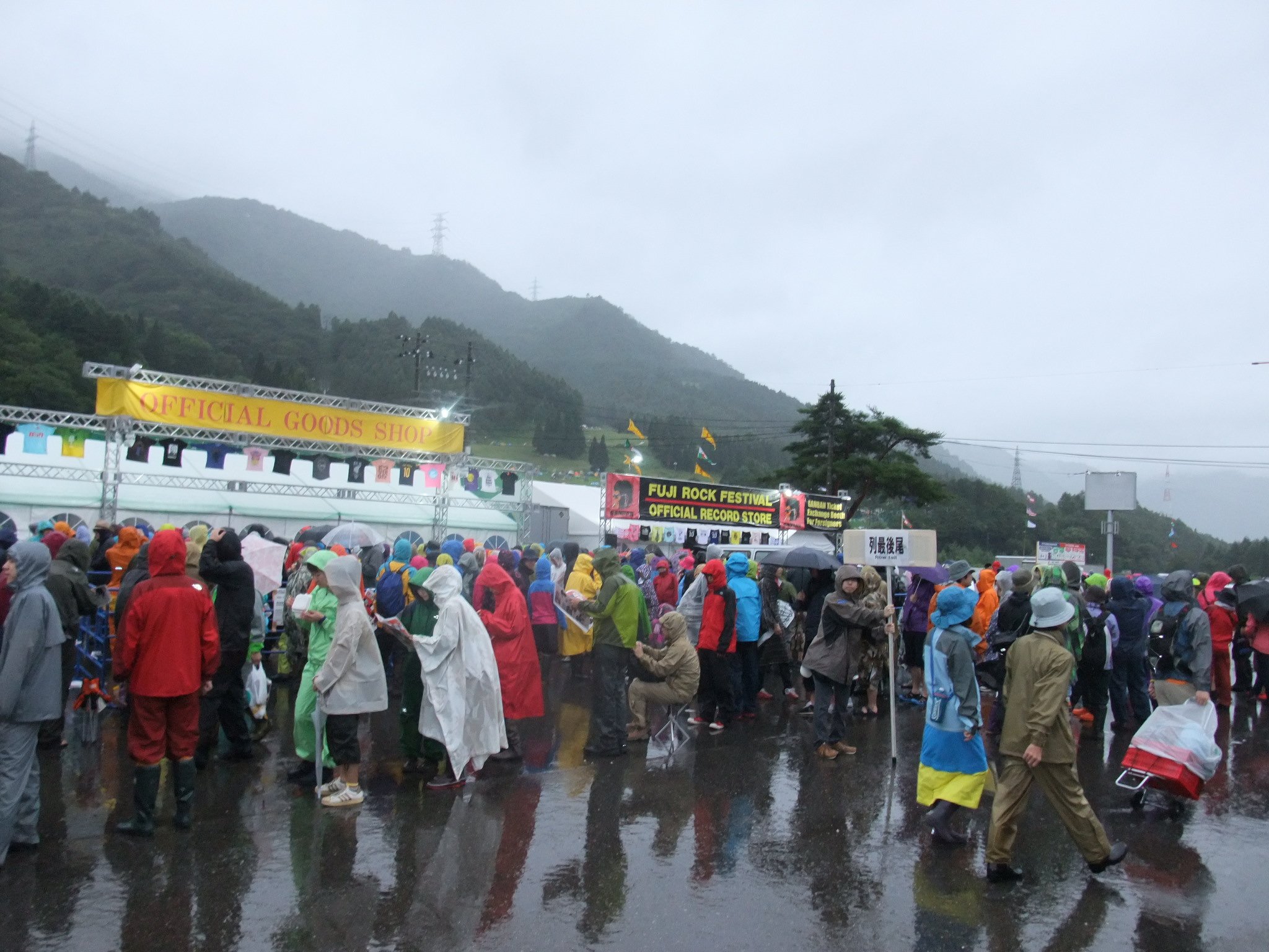 公式グッズ売り場はすでに行列。