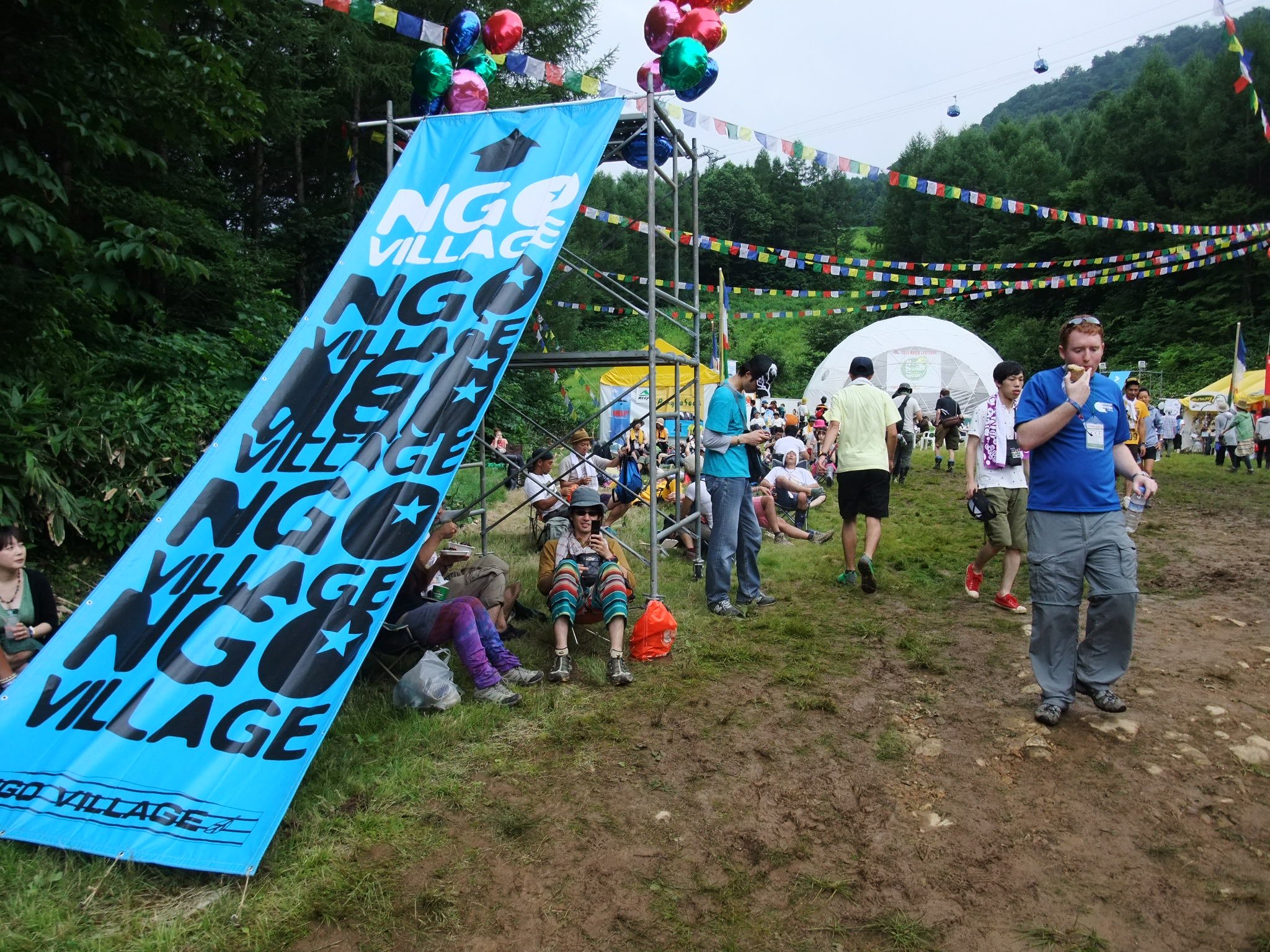 NGOビレッジの垂れ幕。奥はNGOドーム。