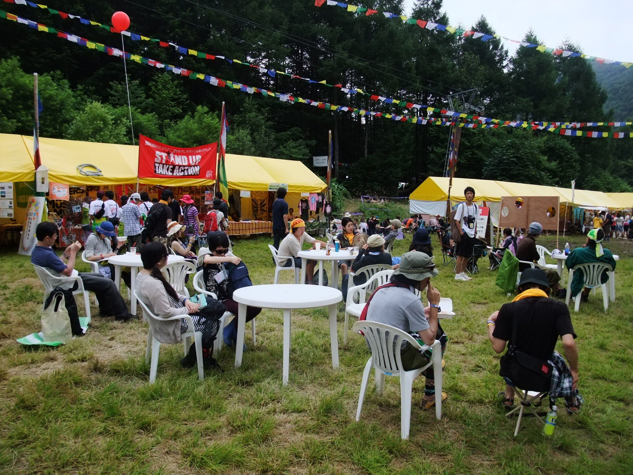 NGOビレッジのテーブルといす。
