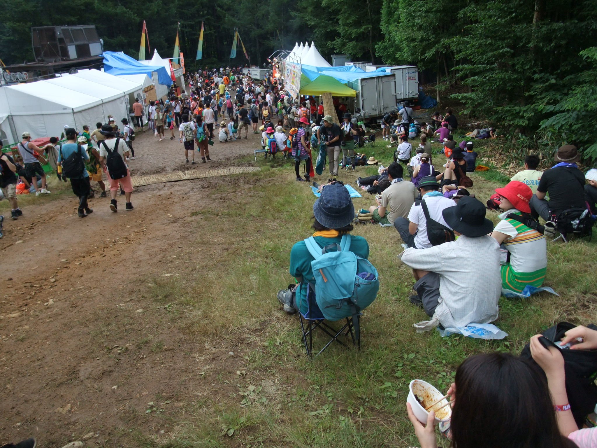 NGOビレッジの手前から飲食店方向へ。