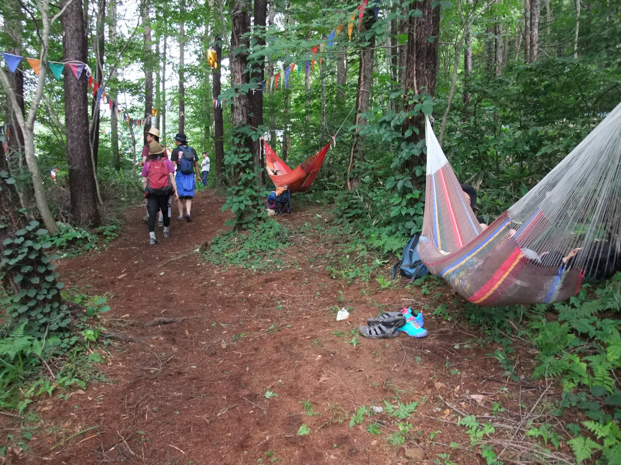 NGOビレッジとジプシーアバロンの間の通路。