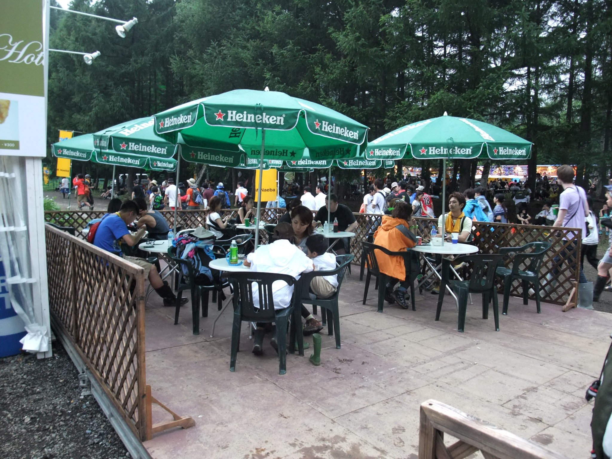 パラソル付きのテーブル。