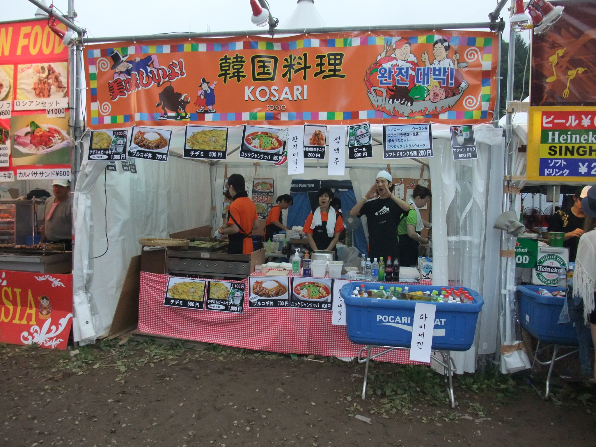 韓国料理店。ハングルによるメニューもあります。