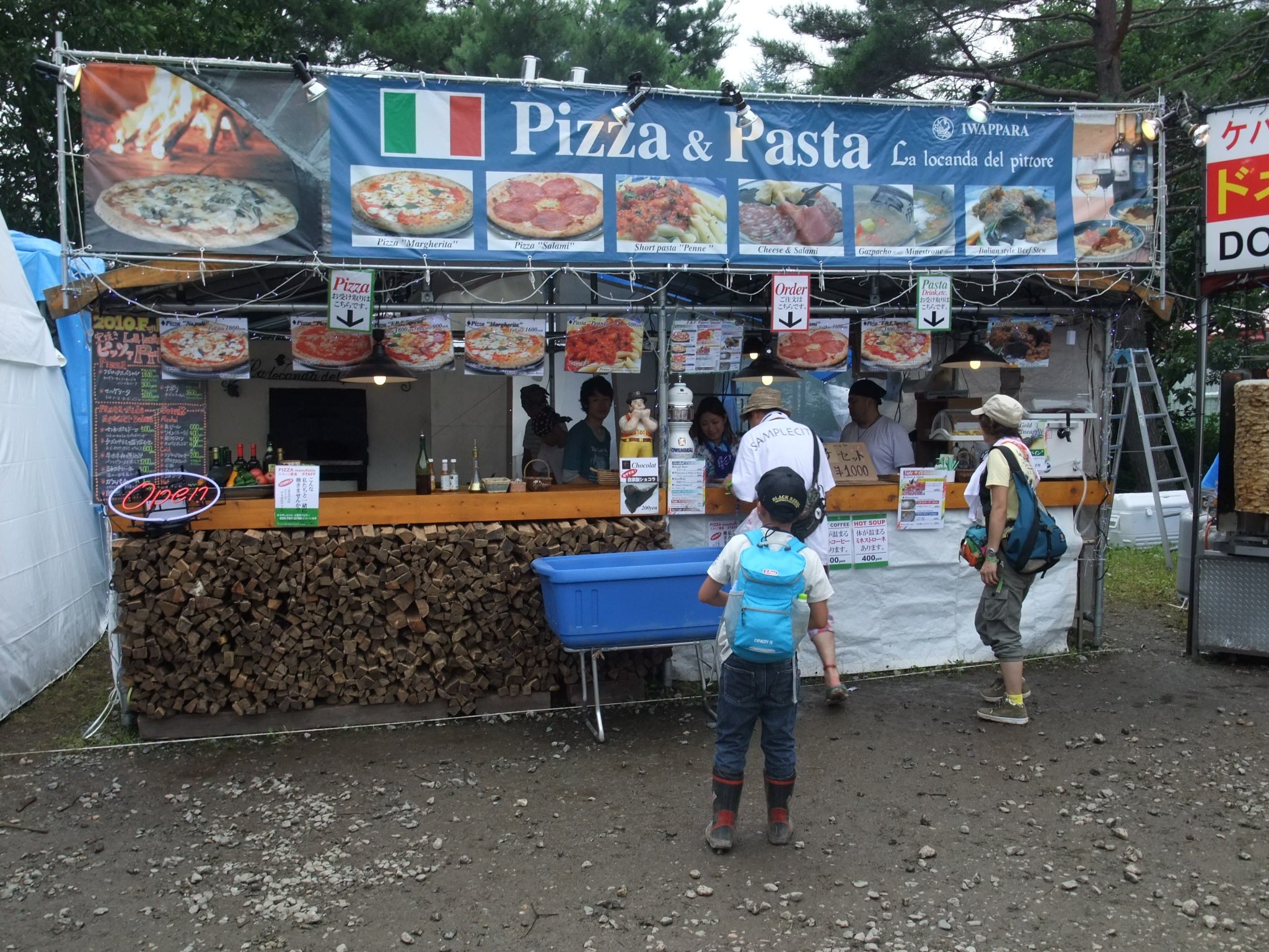 岩原にあるピザ店。さくらぐみと同様、窯を持ち込んでいます。