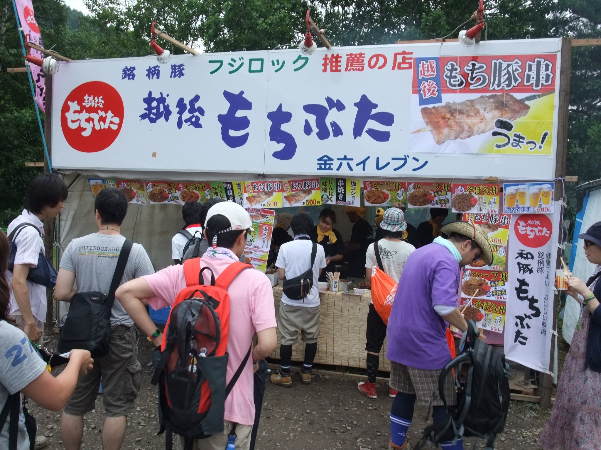 オアシスエリアの最も奥にある金六イレブン。