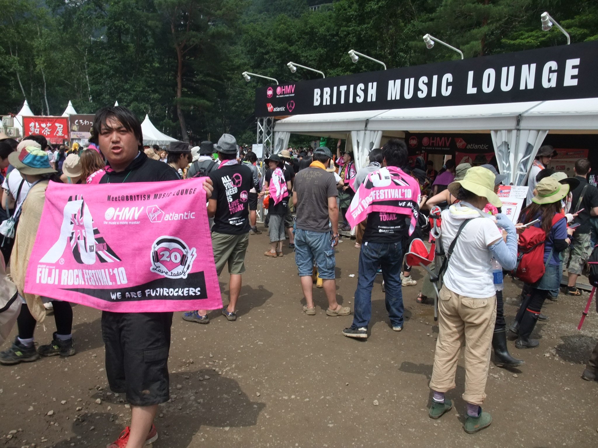 タオルまたは風呂敷がもらえますと宣伝するHMVの人。