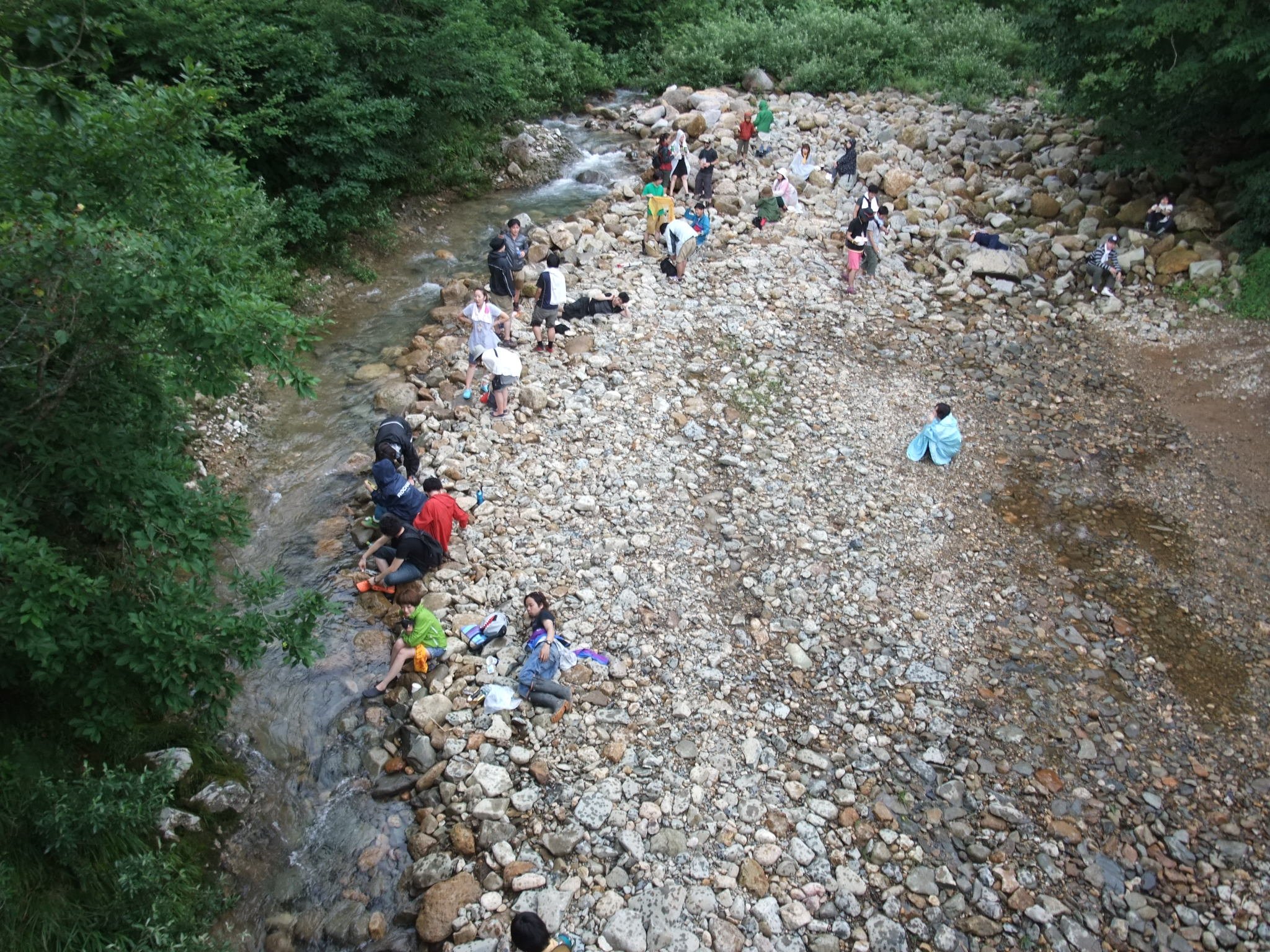 オアシスエリアの橋から見える浅貝川。手前が下流です。
