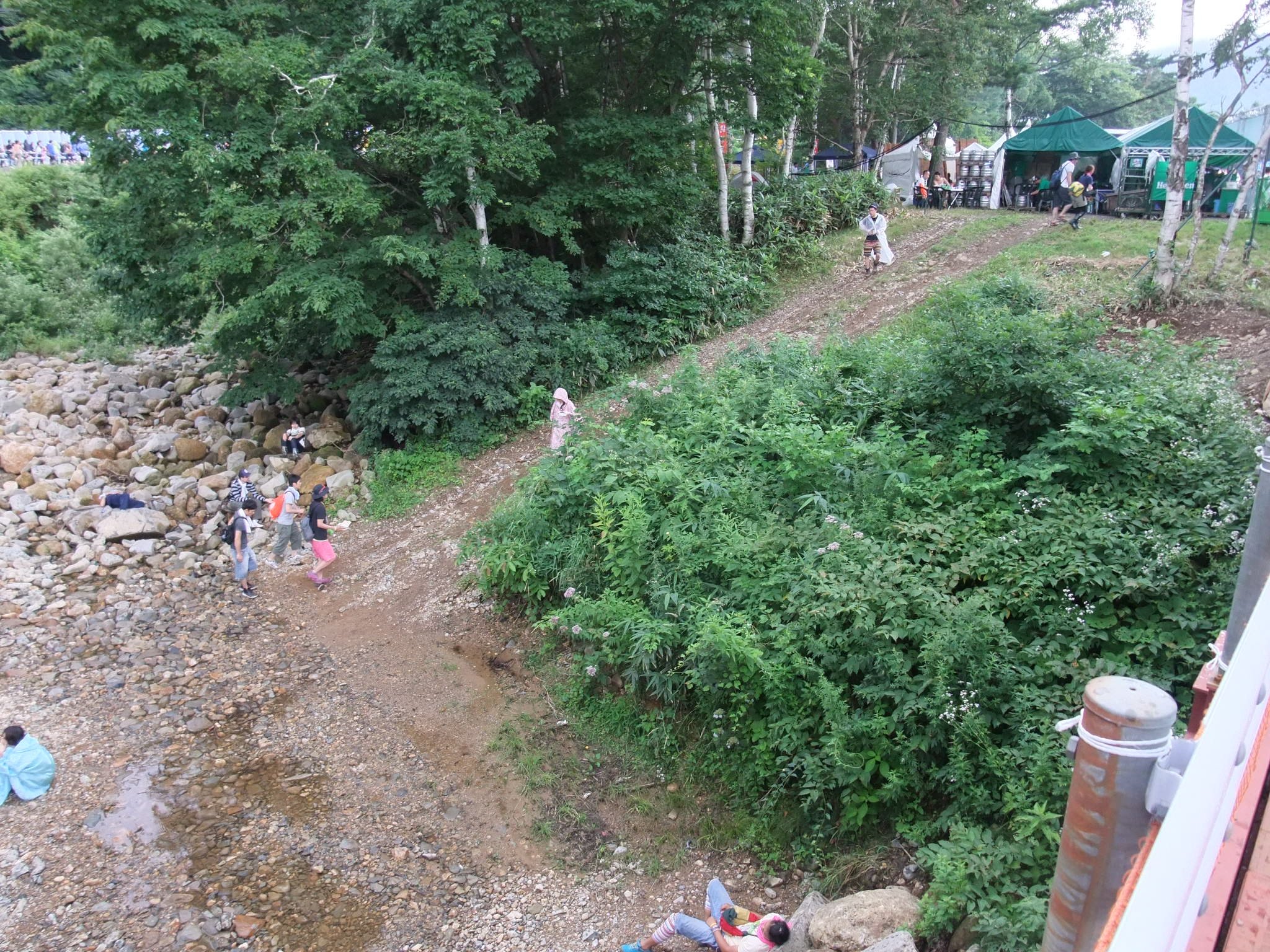 オアシスエリア側にある坂から入れます。