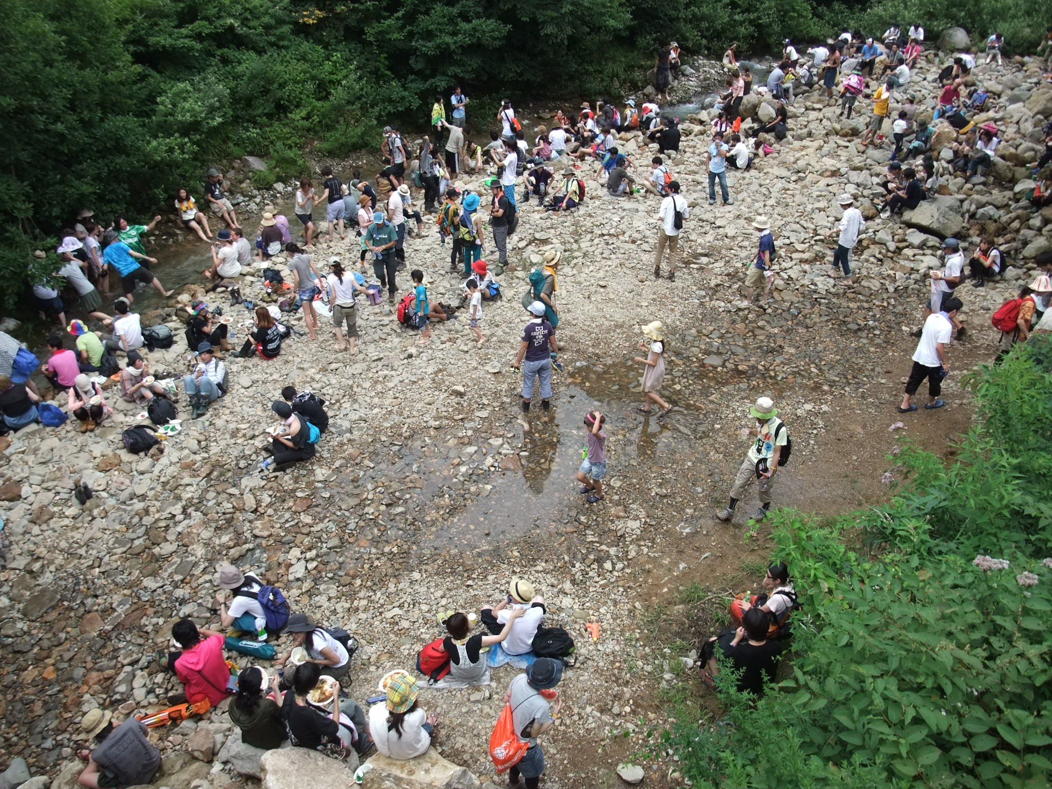 人が多いときの浅貝川。