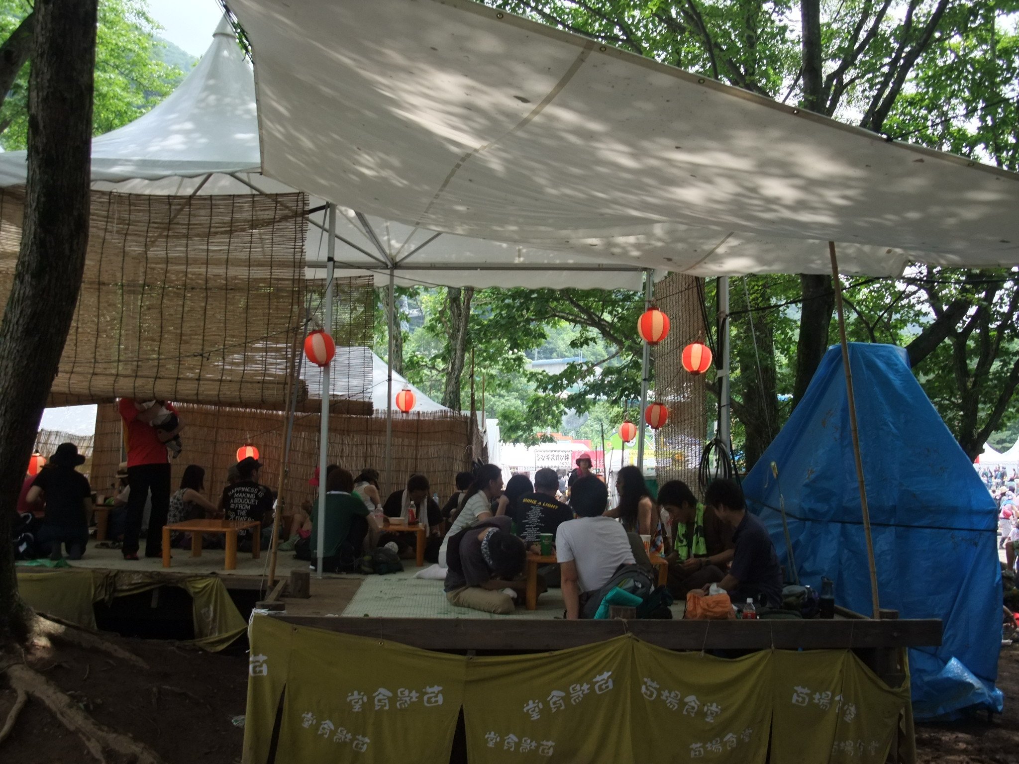 靴を脱いで座れます。