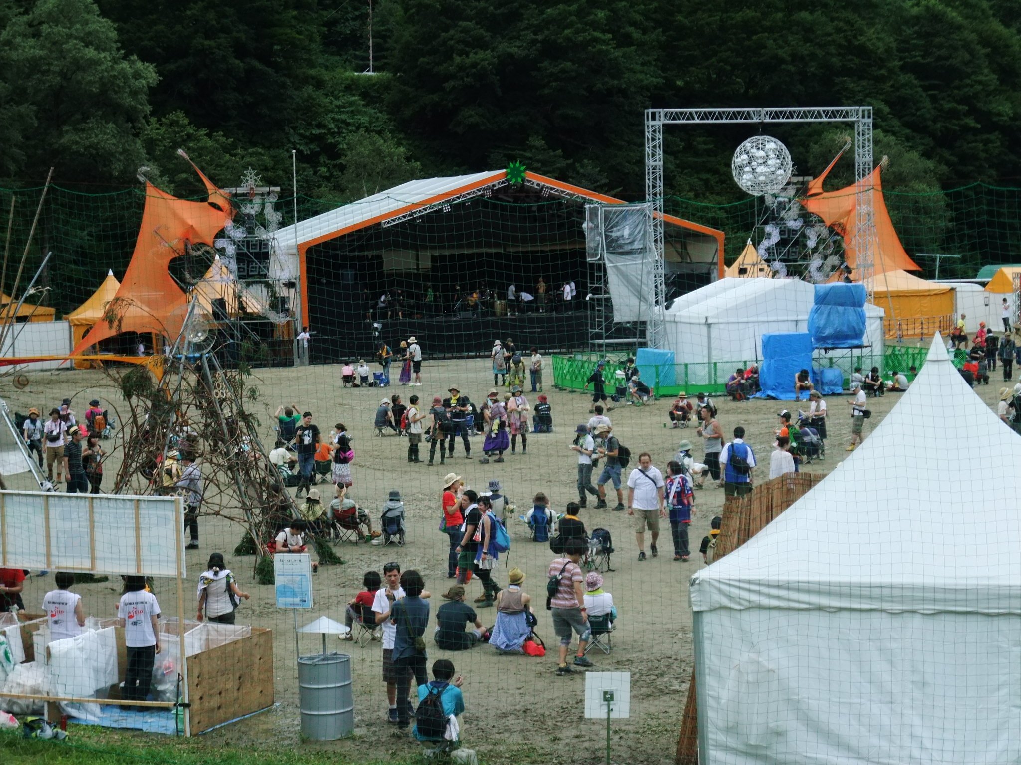 通路の上から見えるオレンジコート。