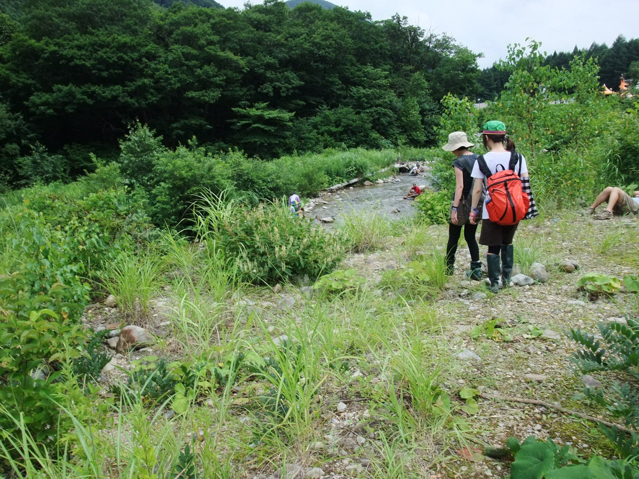 ストーンド・サークルに向かう通路は浅貝川の土手です。