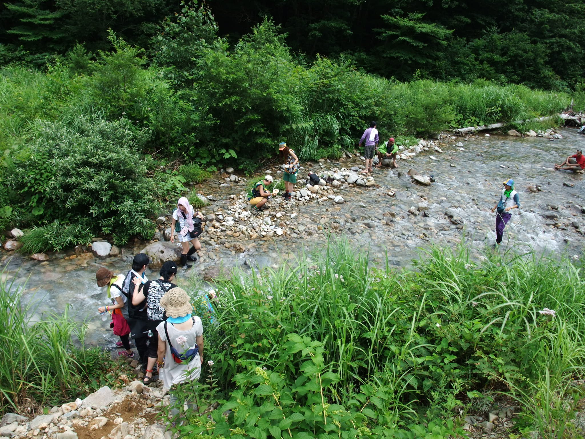 川に降りる坂が一カ所だけあります。