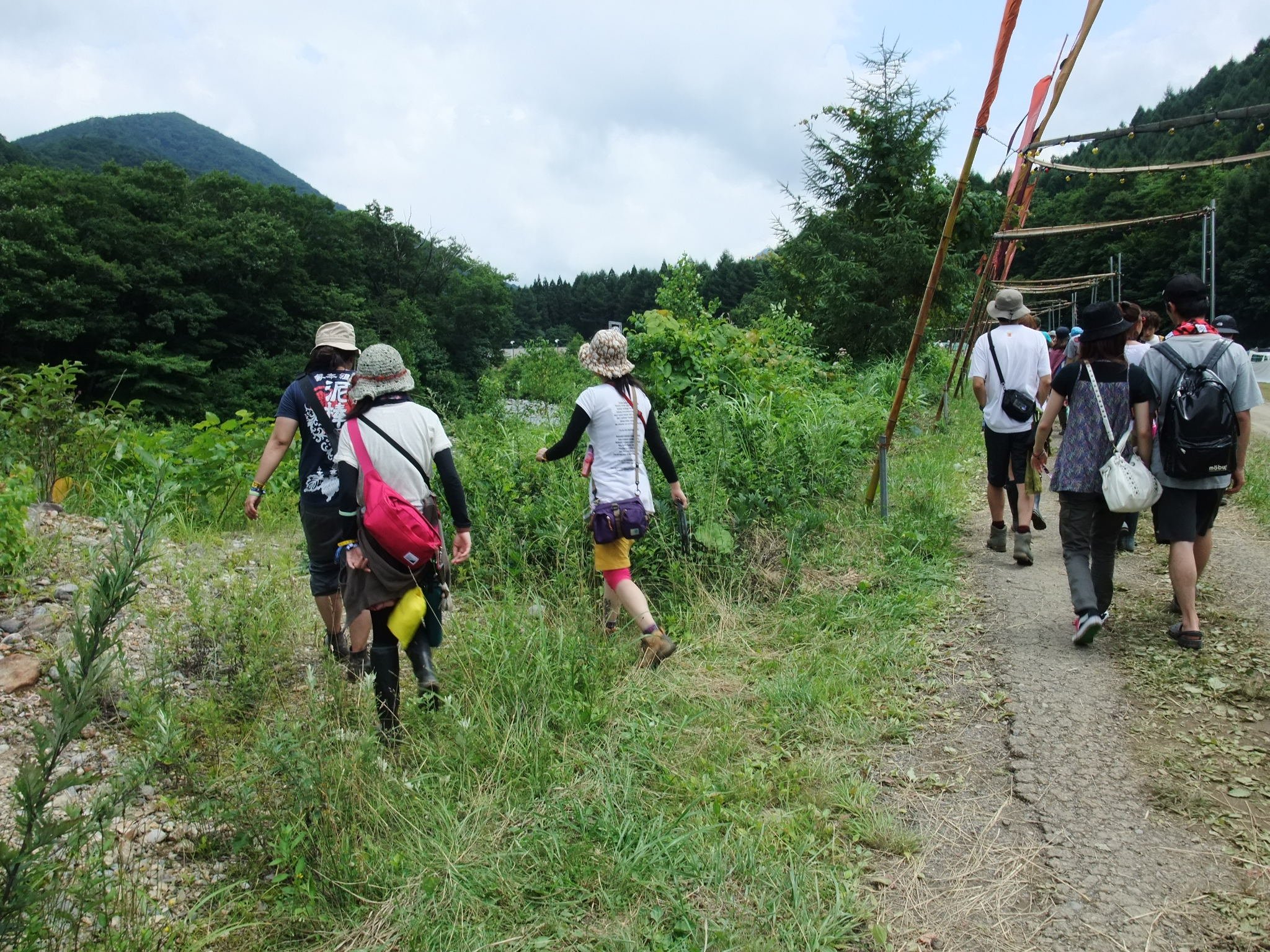 奥がオレンジコート側。