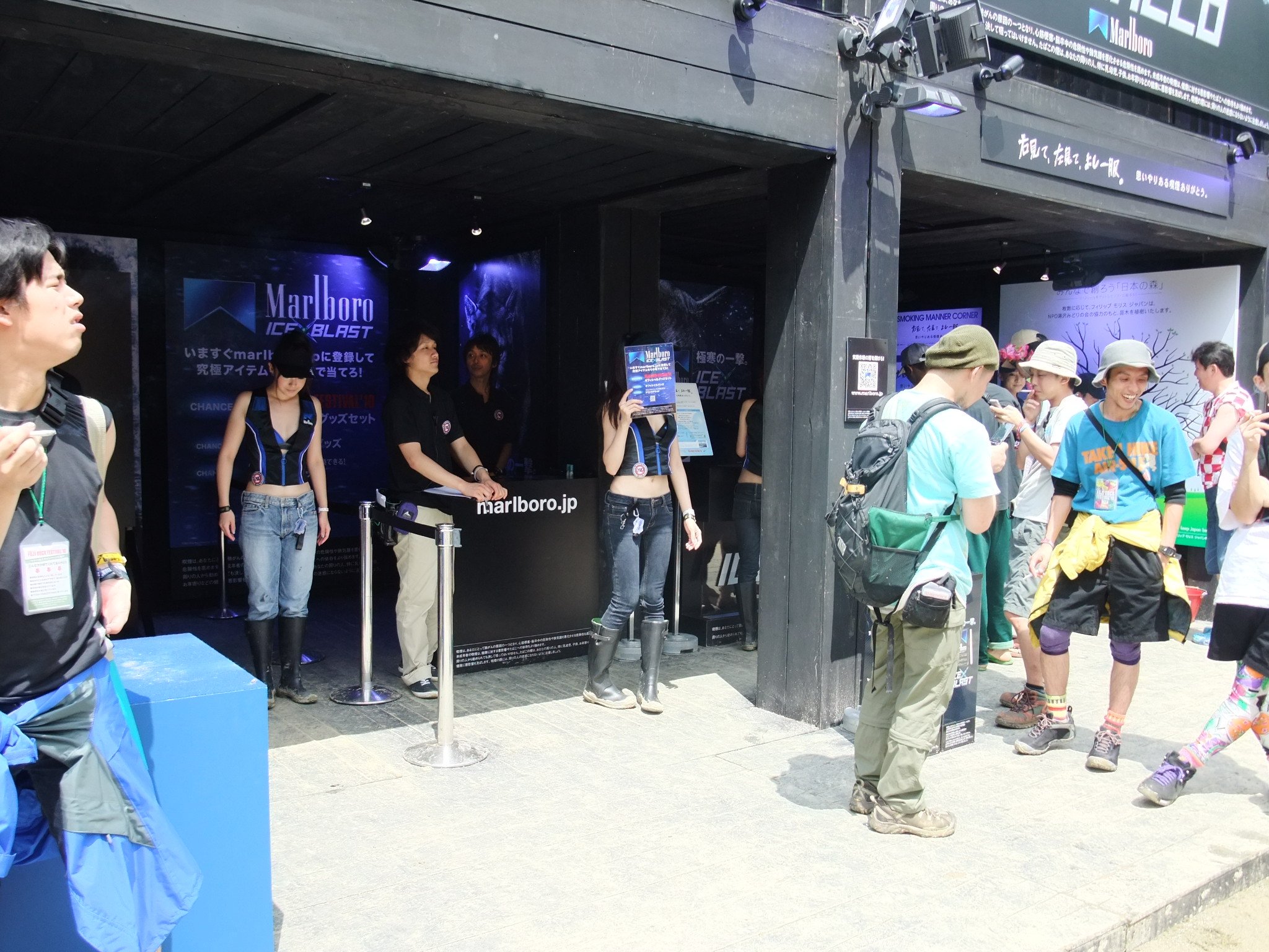 たばこ屋。毎年金のかかった構造物を設営しています。