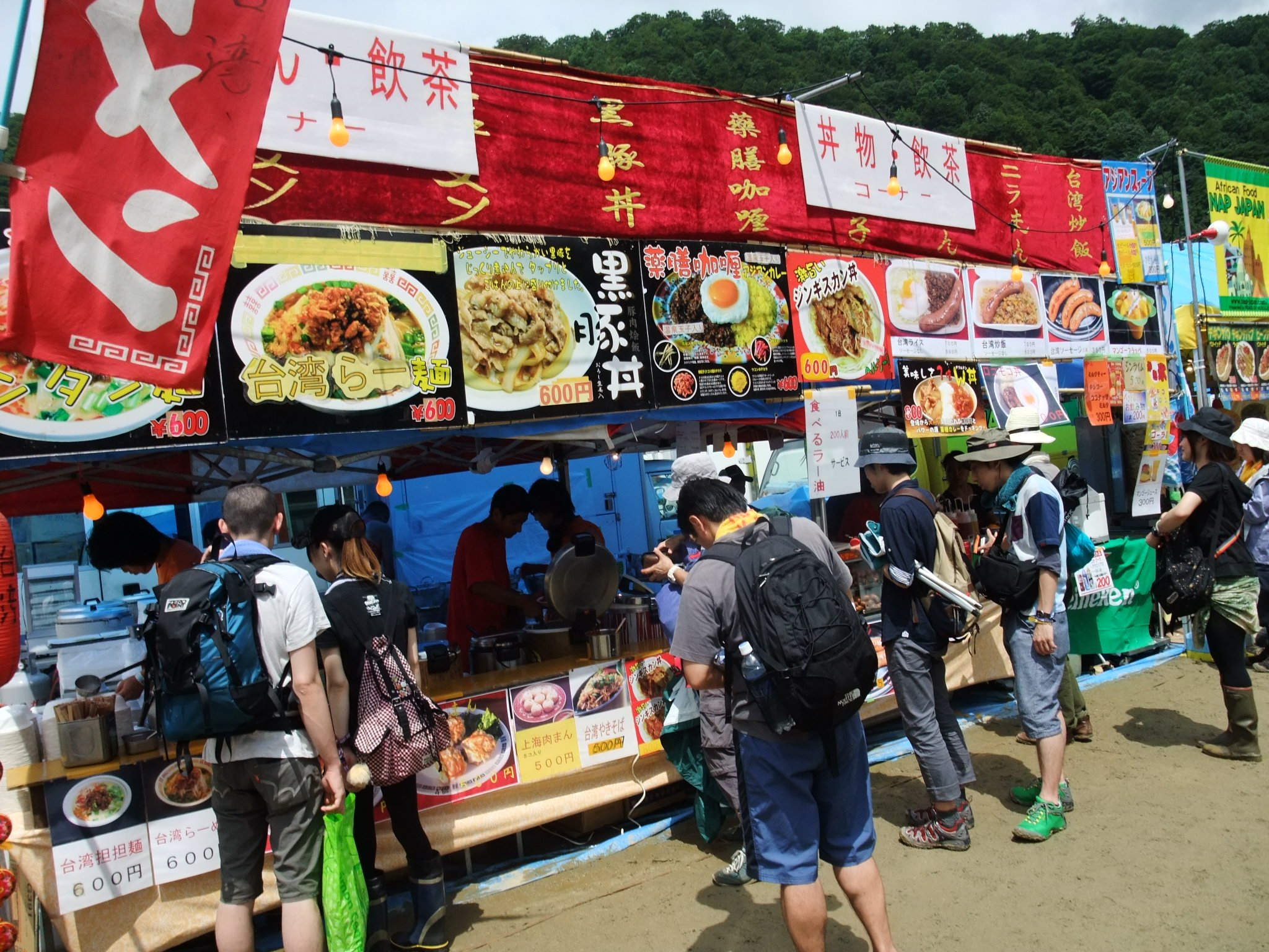 中華料理店。年によって場所が変わります。