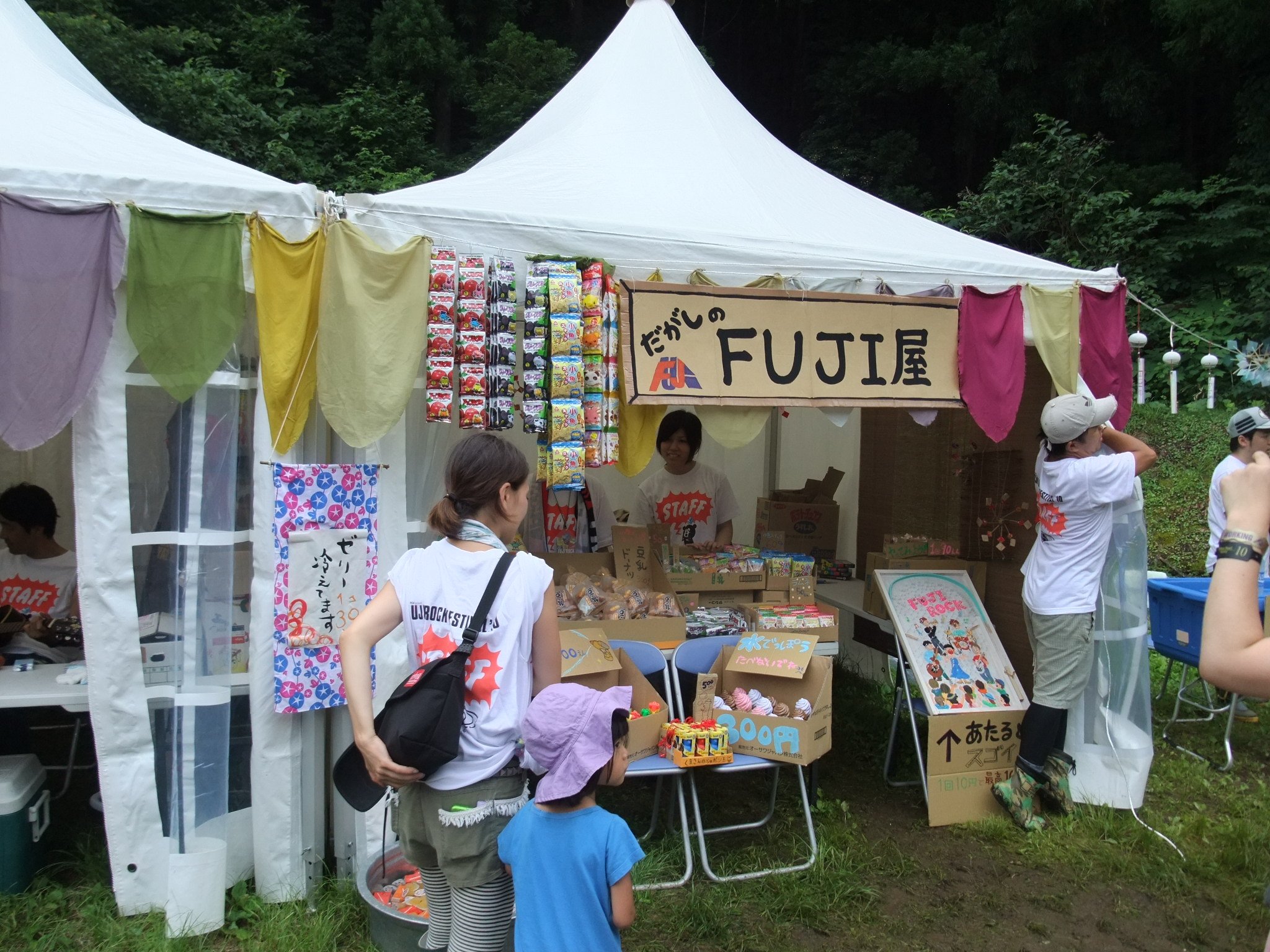 商品も値段も本物の駄菓子屋です。