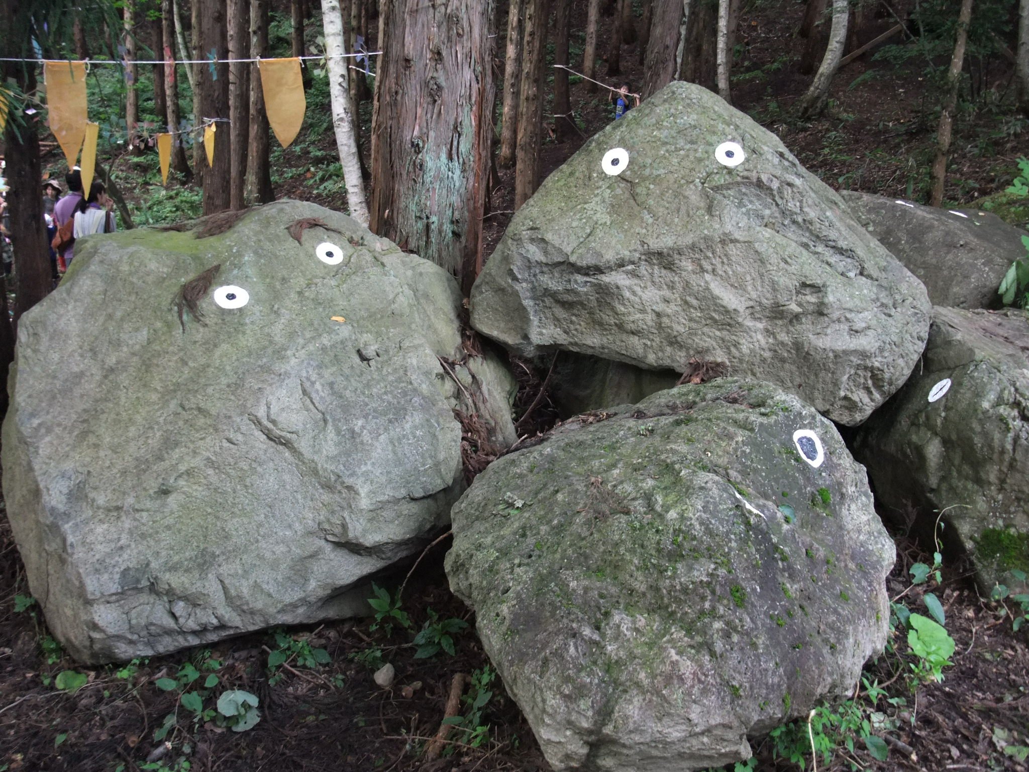 プレイパークを整備したときに出てきたであろう大きな石。