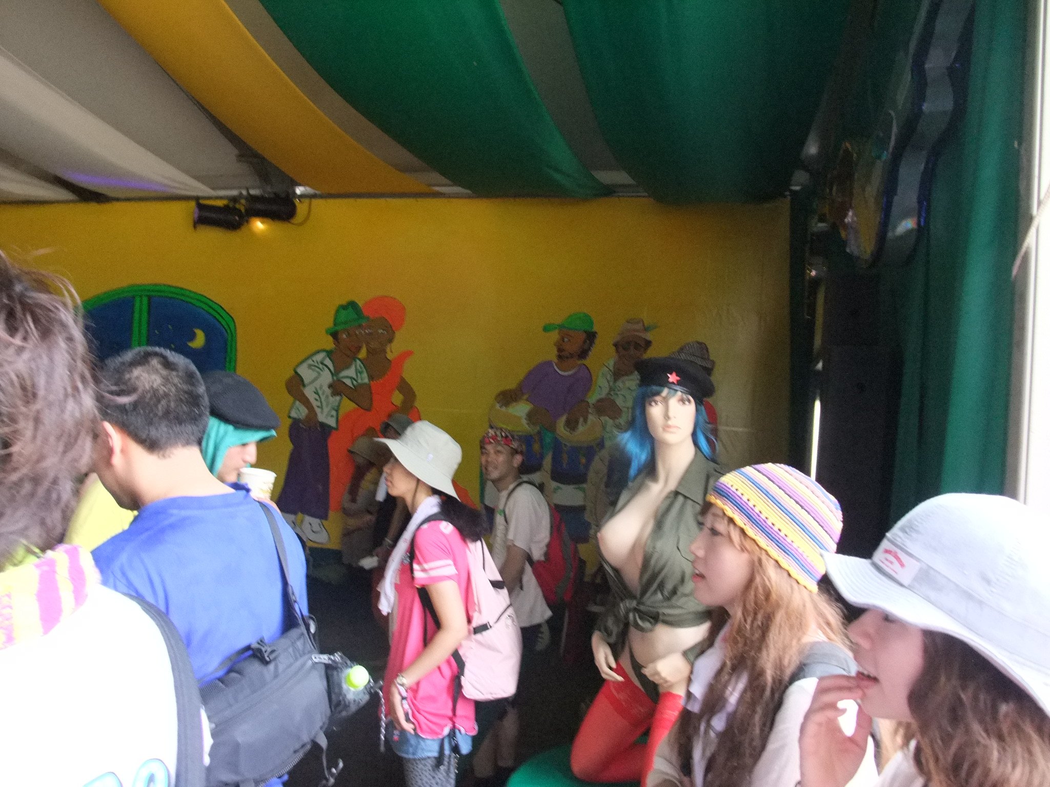 こっちを向いているのは人形。なぜか下半身は下着姿。