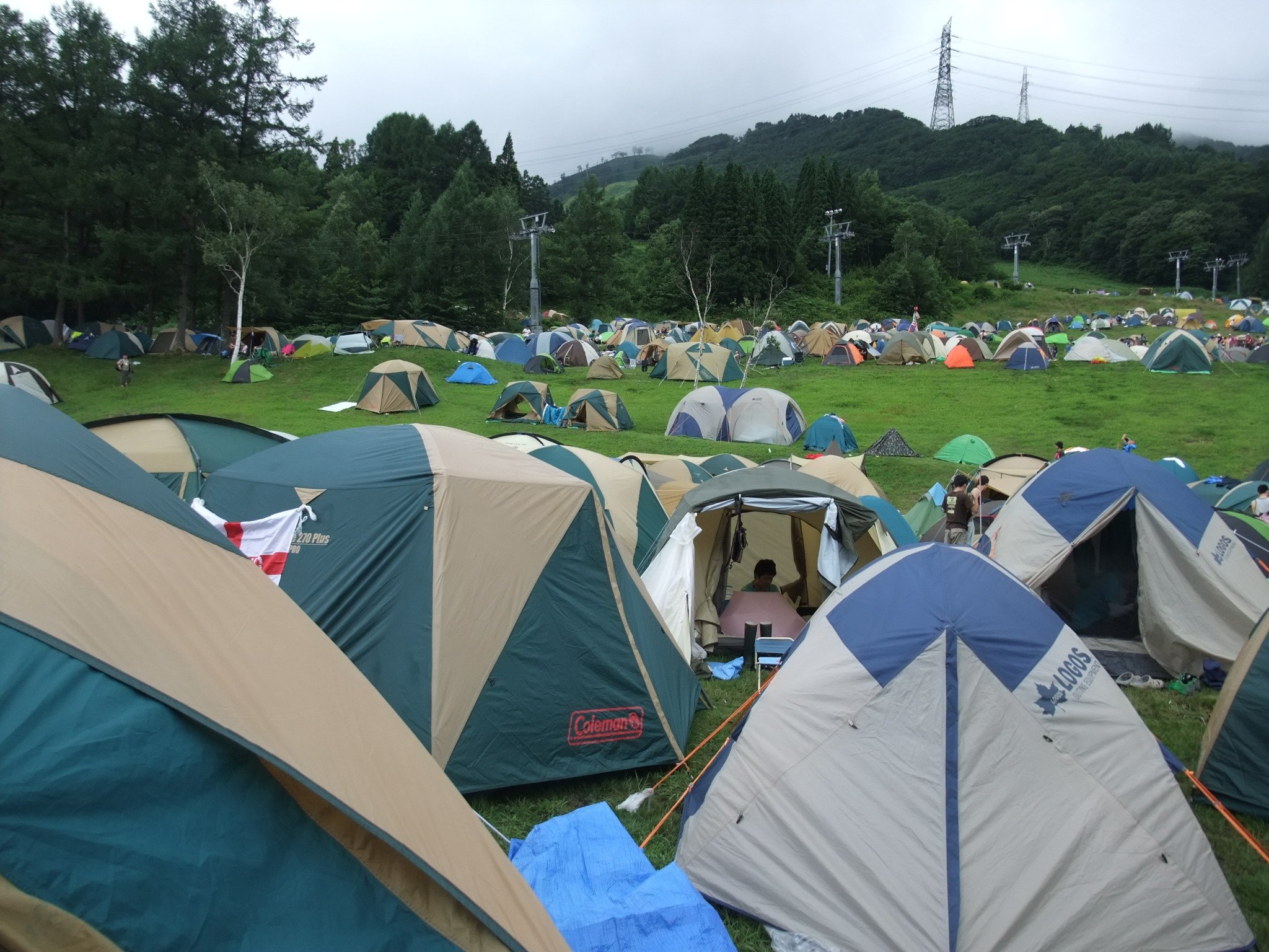 坂の上のテントはBサイト。