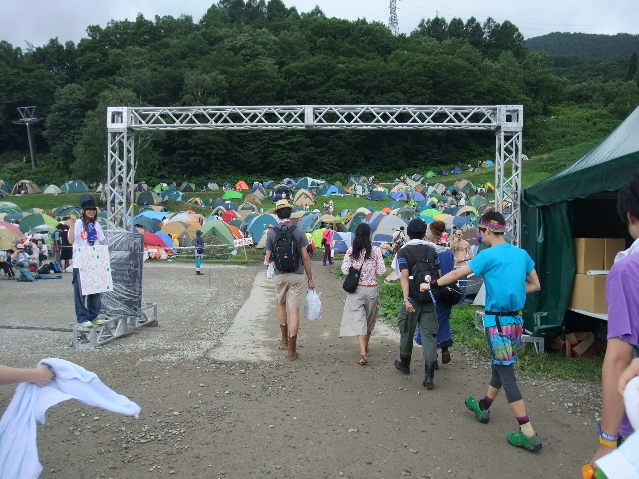 ゲートのようなものが設置されたキャンプサイトの入り口。リストバンドをチェックされます。