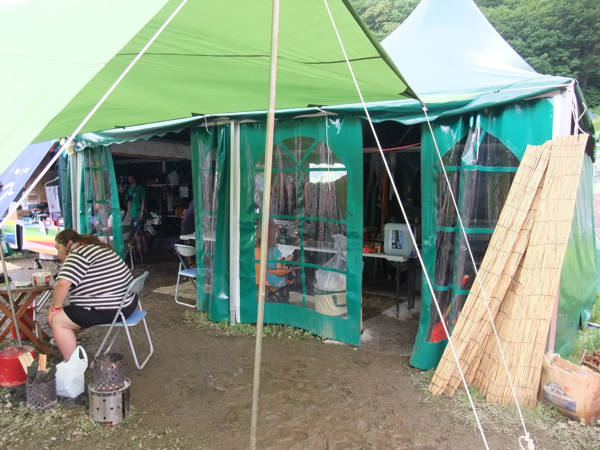 よろず相談所のとなり。