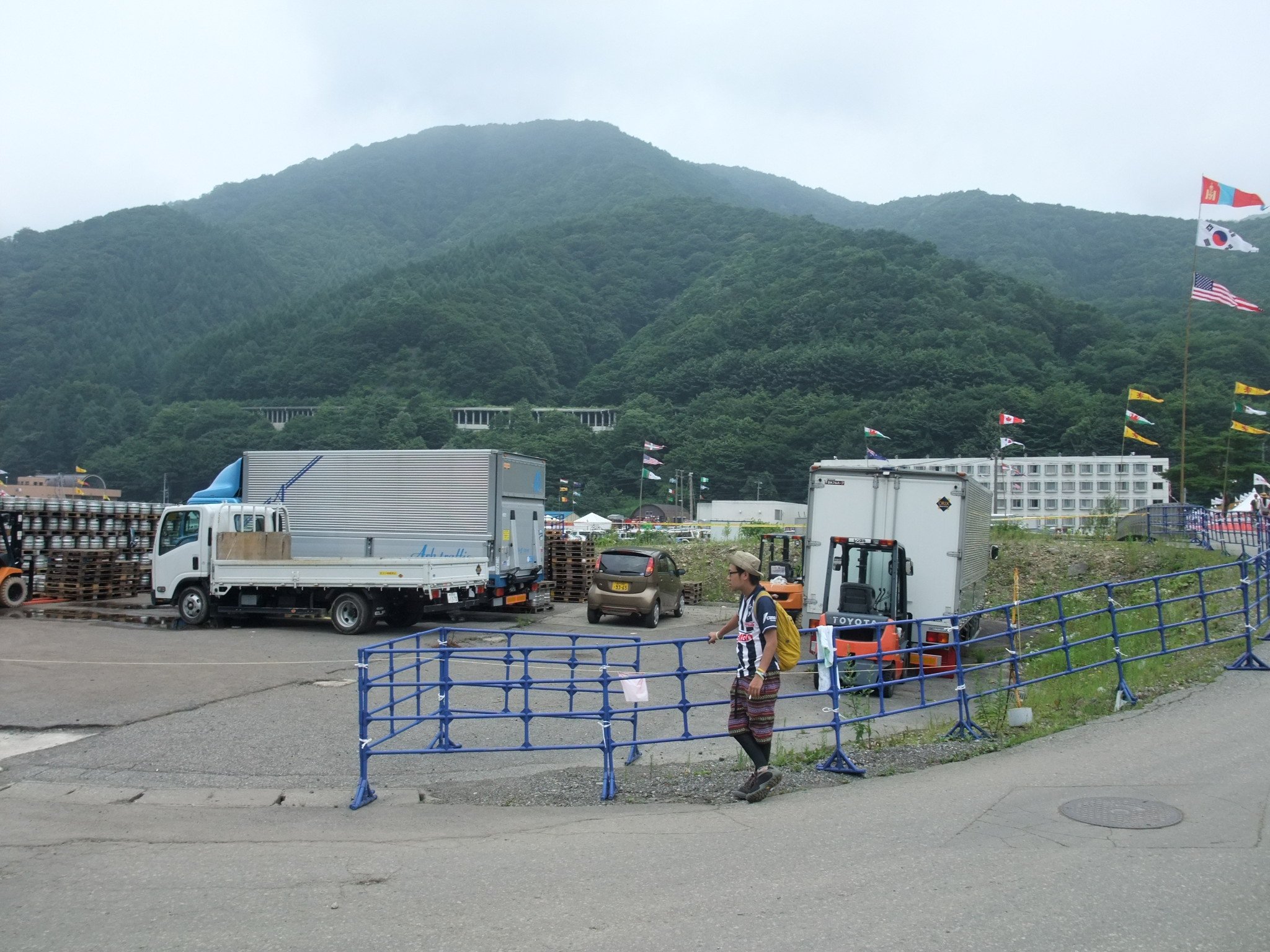 トイレと洗面所があったところは駐車場と資材置き場になりました。