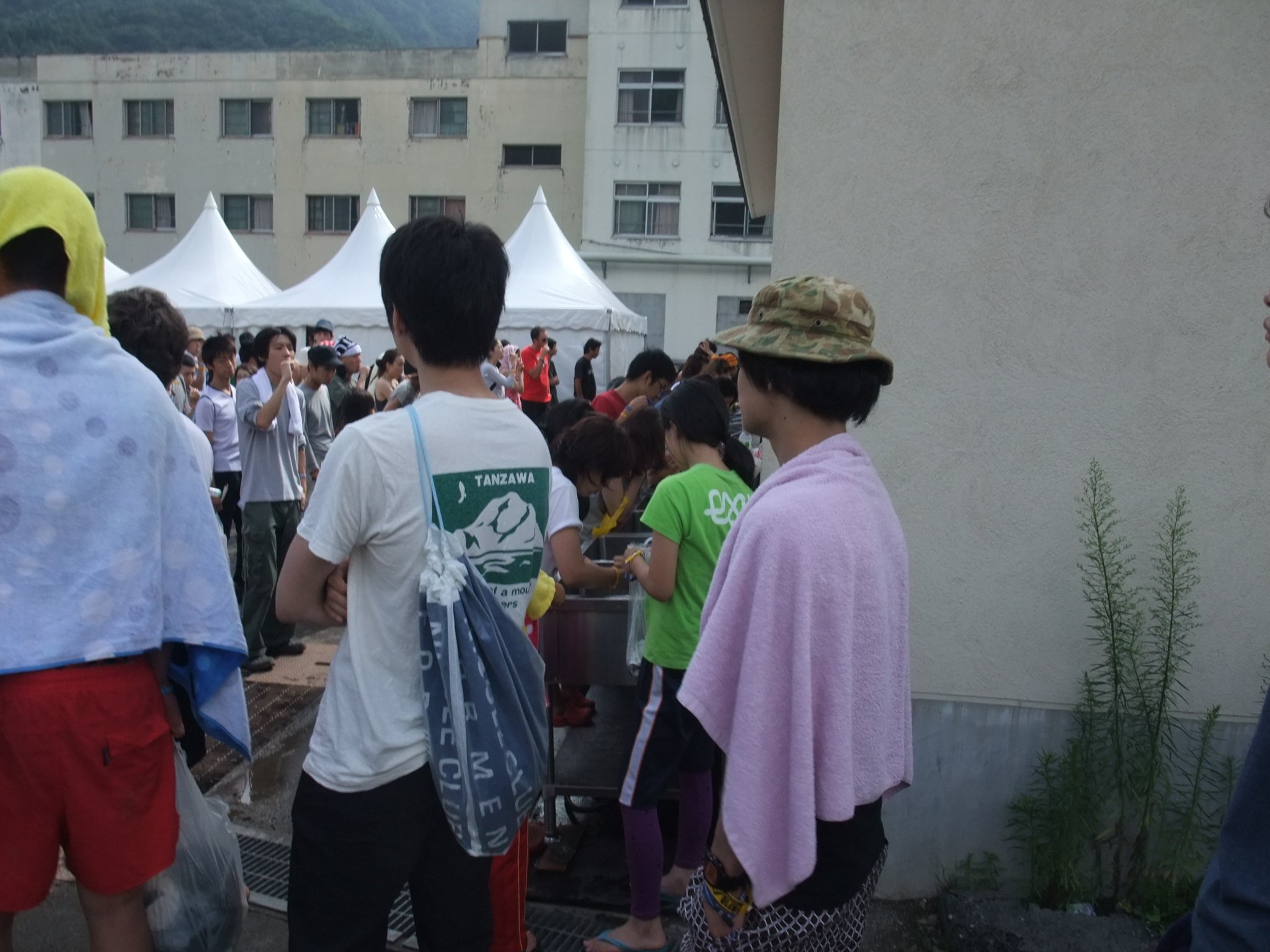 午前8時半ごろ、冷水シャワーの列。