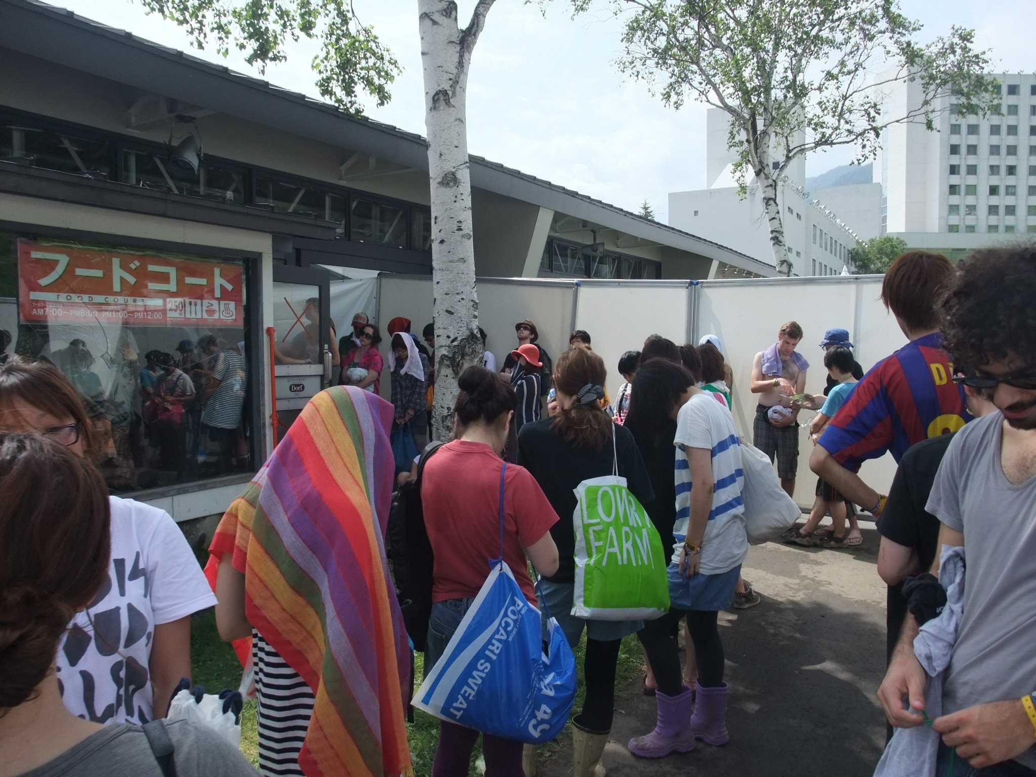 苗場温泉の入り口をくぐり、さらに行列。男女は別の列です。行列が長いと、館内の職員が「あと2時間くらいかかる」と報告しに来てくれます。