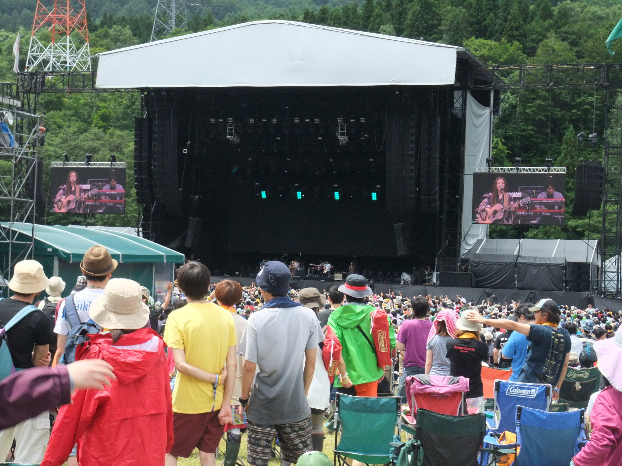 スーパーフライが演奏中。