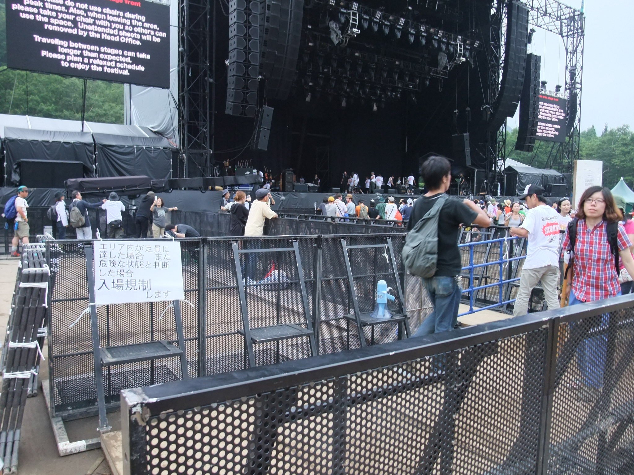 ステージ前に移動します。