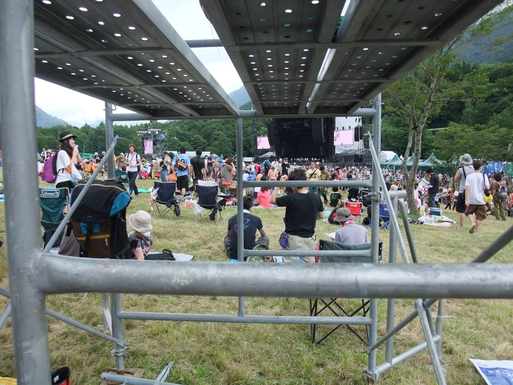 テレビカメラ用の櫓の下から。