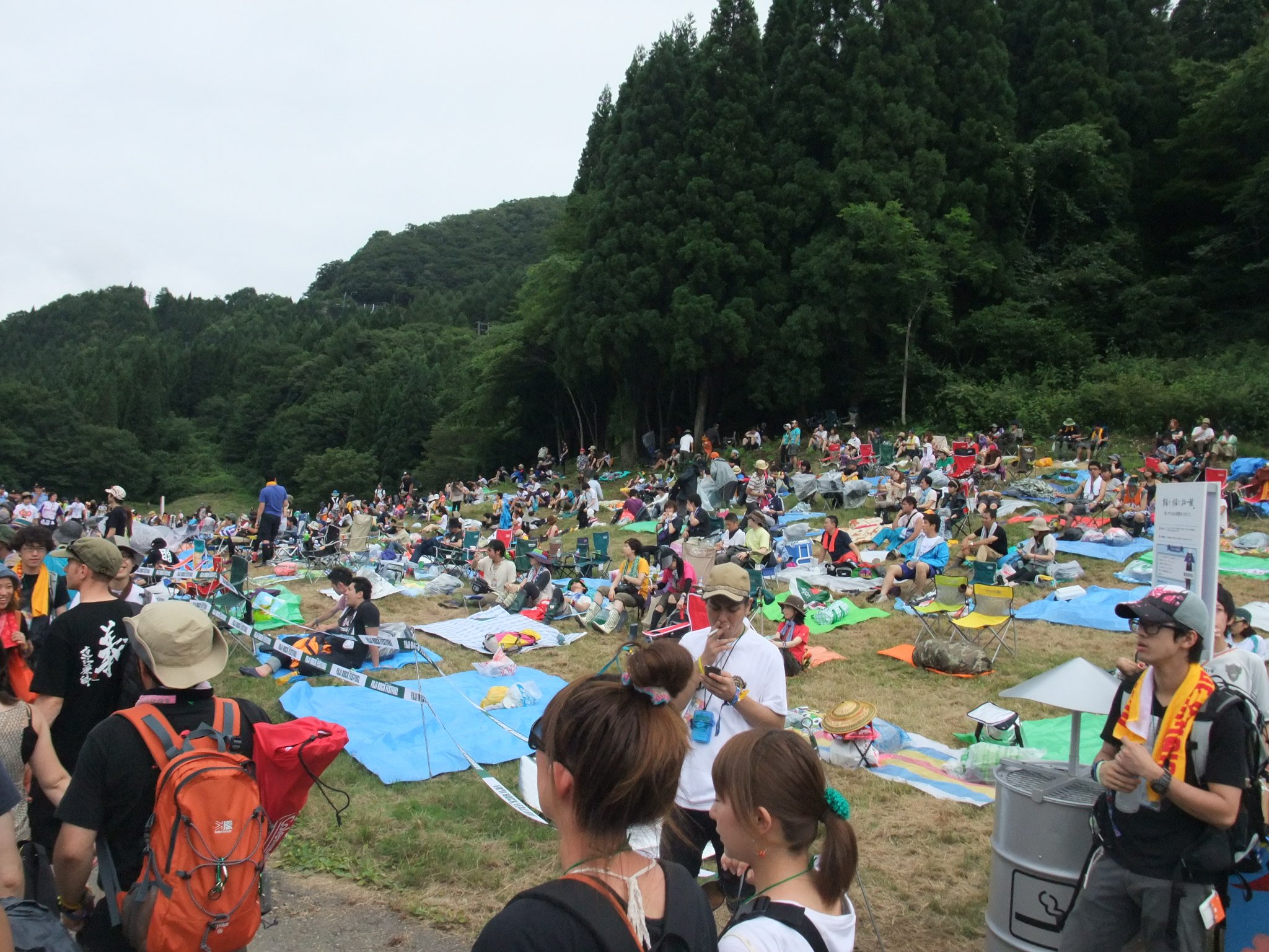 山側。いすに座るより足を伸ばして過ごす人が多い。