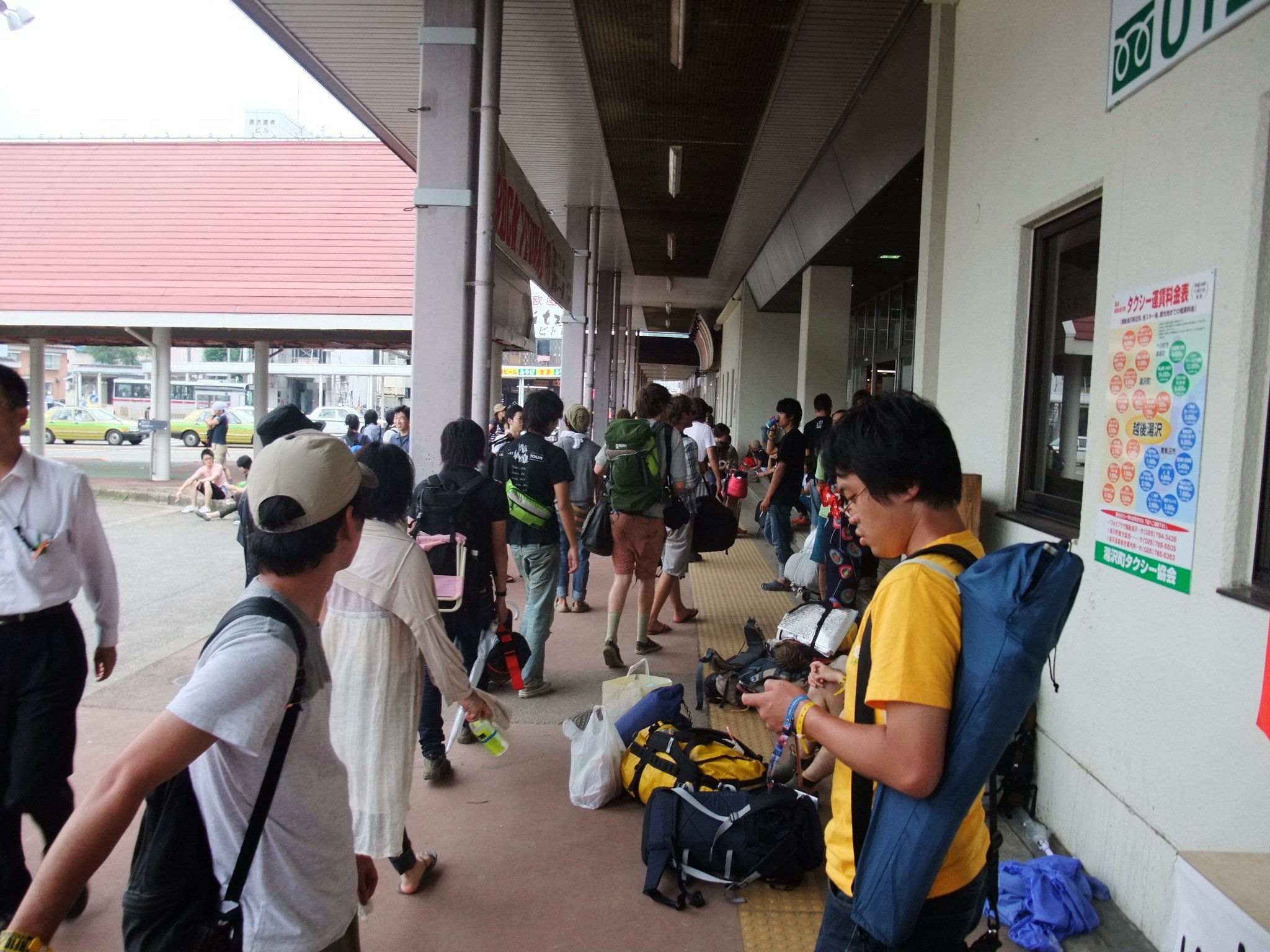 越後湯沢駅の外の様子。
