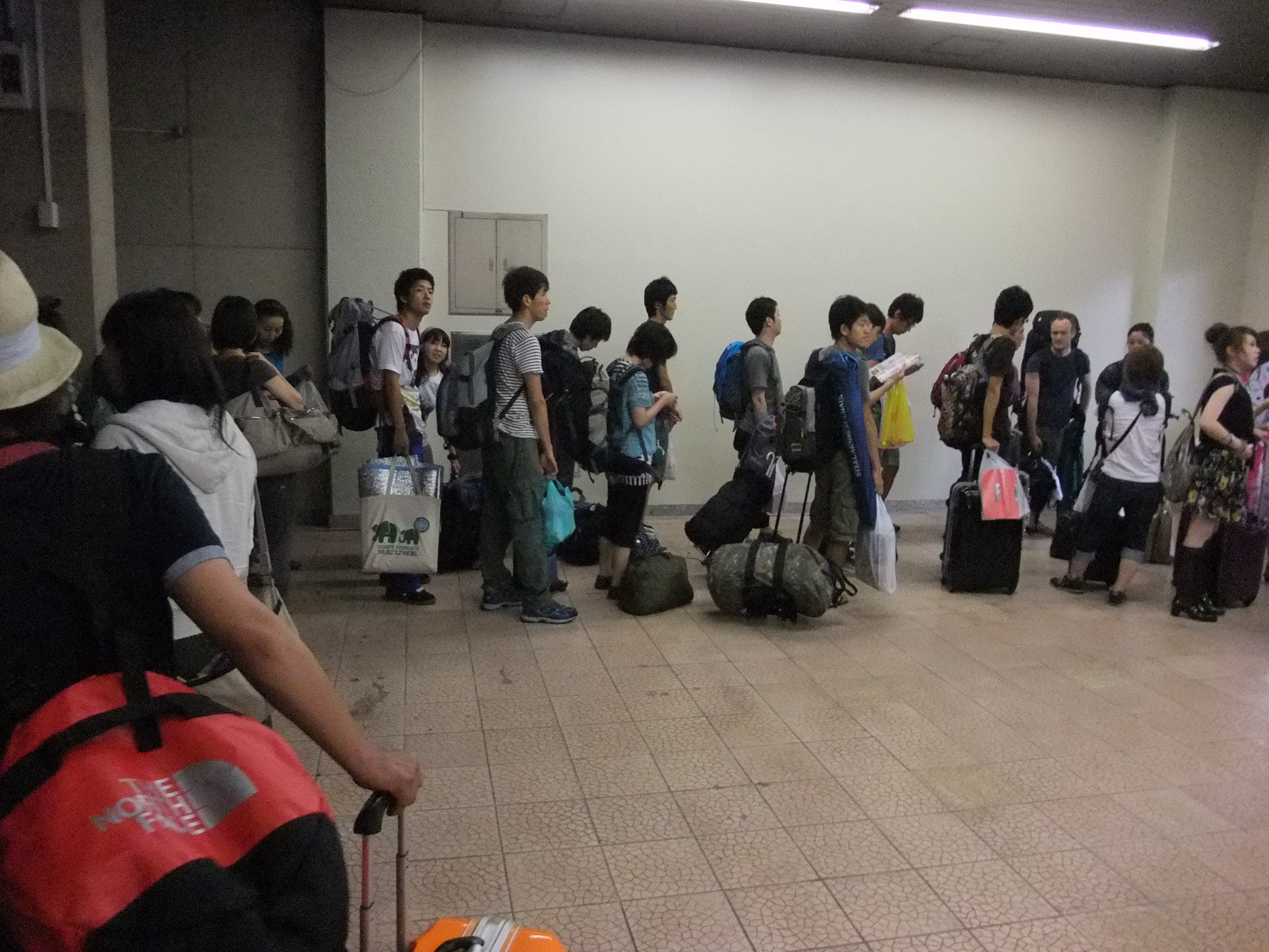 階段を降りるとさらに蛇行して行列がありました。