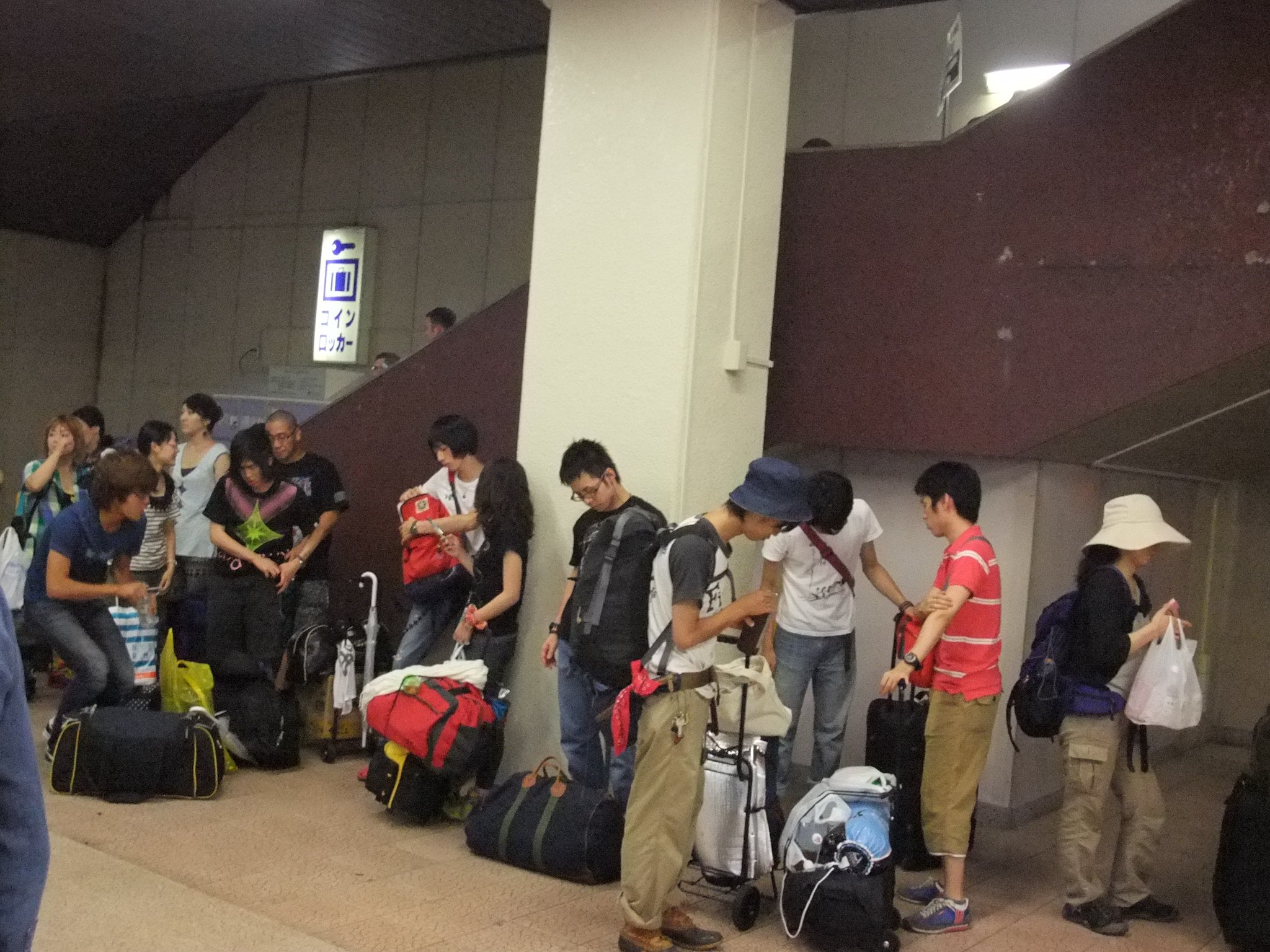 行列待ちの人々。