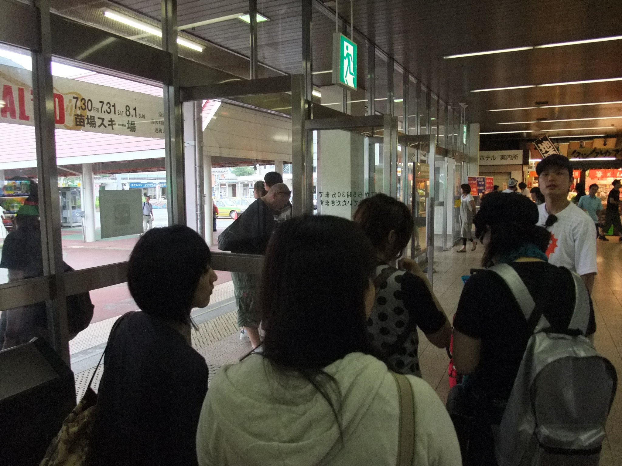 出口。バスに乗れる人数ごとに外へ出ます。