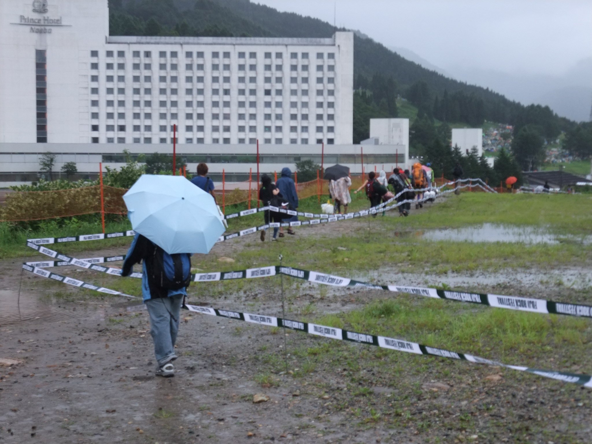 シャトルバスを利用する人は来年から長靴で来た方が無難でしょう。