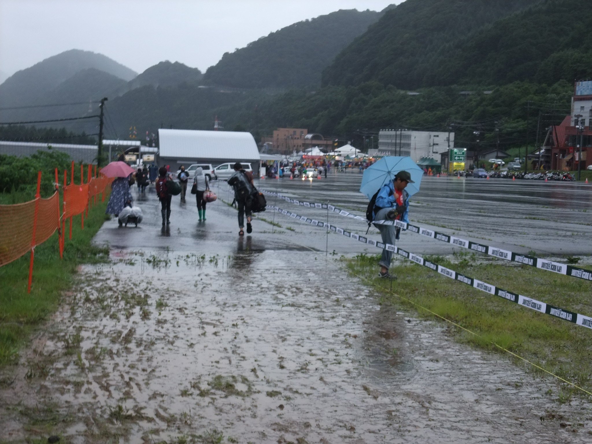 やっと舗装された場所にたどり着きました。