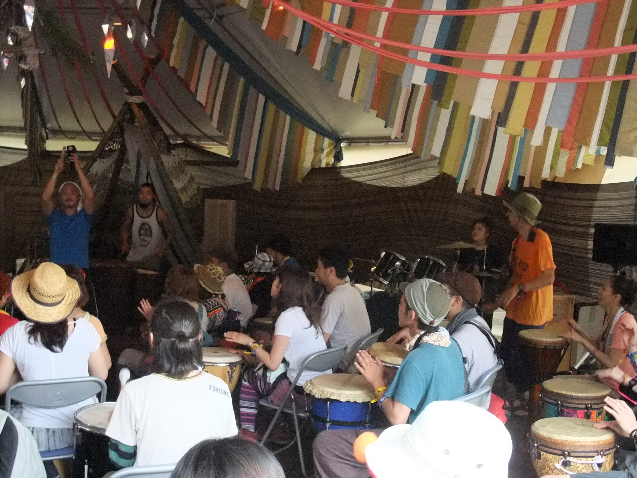 真ん中で立っている人が主導しています。