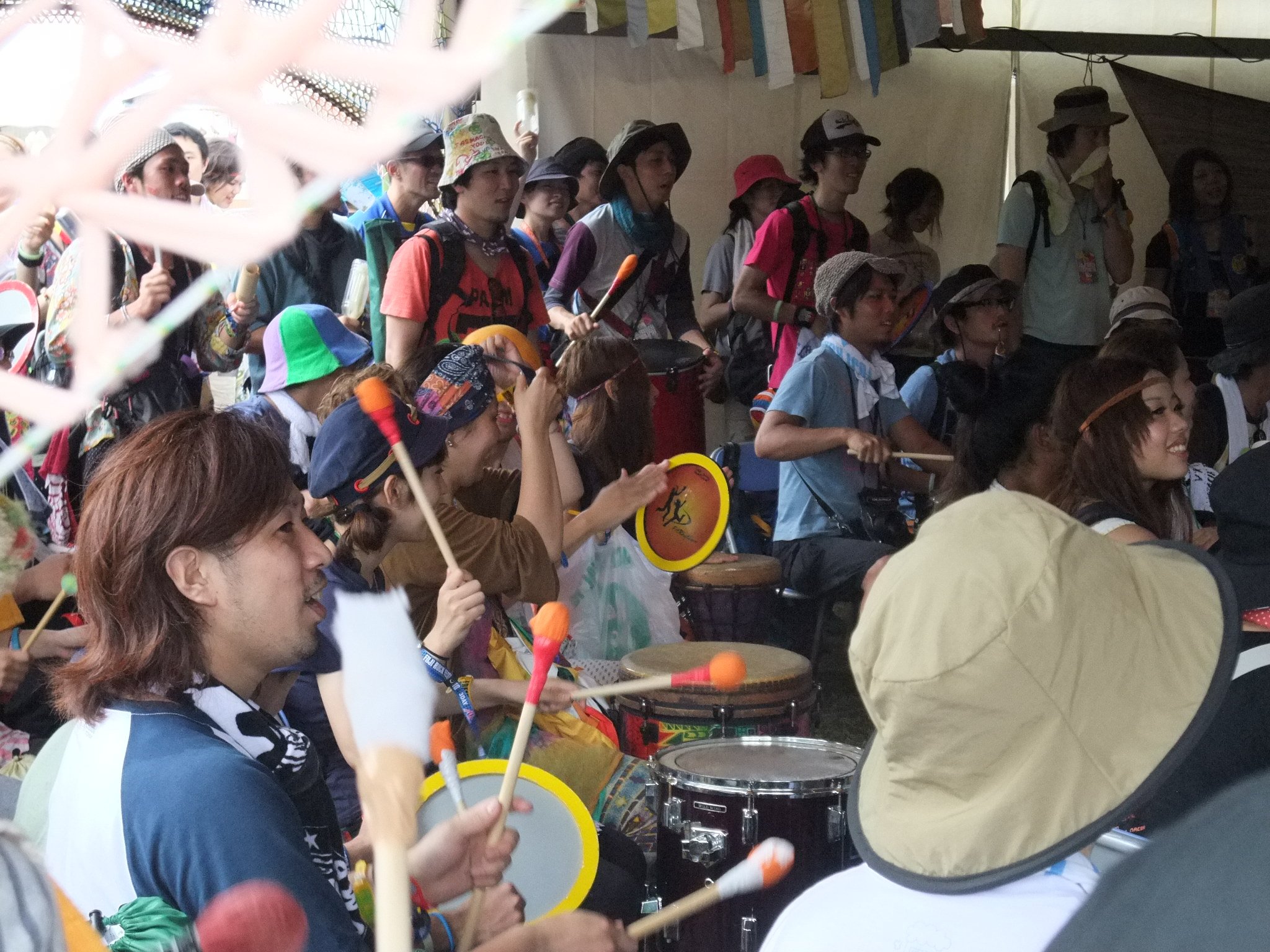 みんな一斉に打楽器を叩いています。