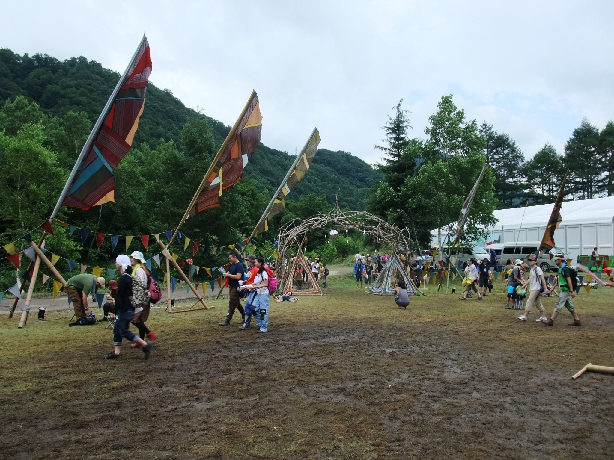 奥がゲート、手前がストーンド・サークルのテント。