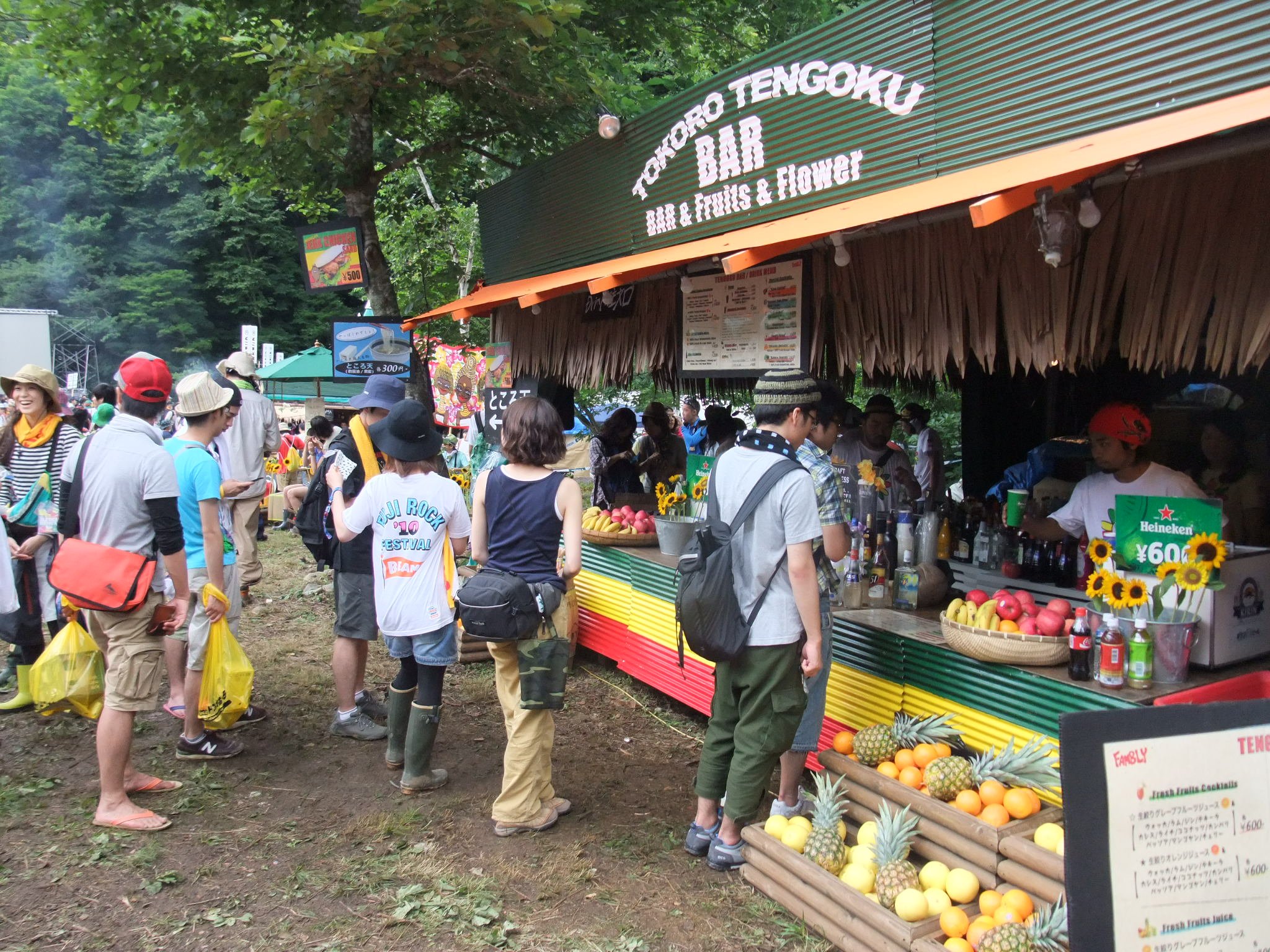 橋の手前にあるところ天国バー。